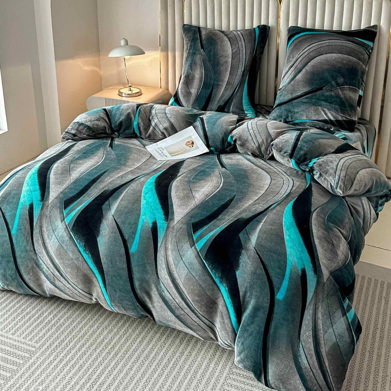 Pliušinis patalynės komplektas, Soft Velour, 200x220 cm., 4 dalių, paklodė su guma Pliušinis patalynės komplektas, Soft Velour, 200x220 cm., 4 dalių, paklodė su guma